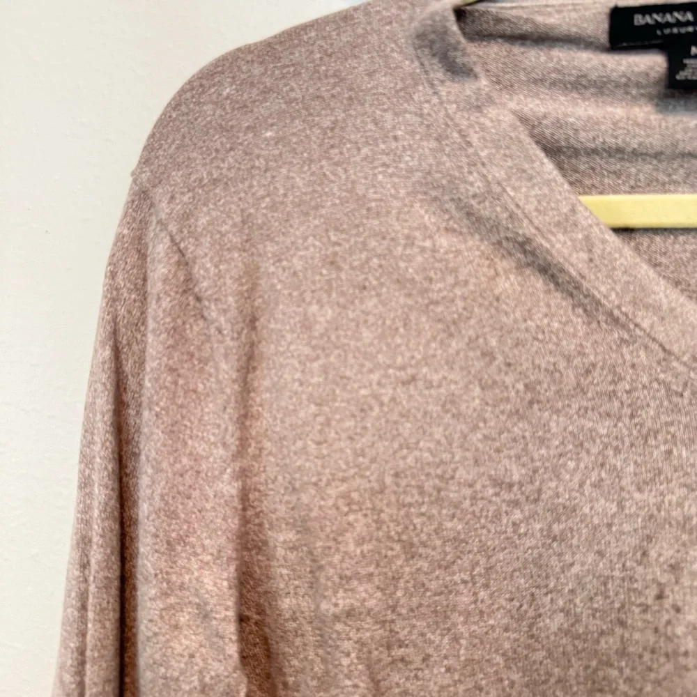 Banana Republic V-Neck Sweater Tan Long Sleeves size M